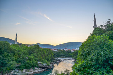 Mostar gesehen von der Brücke über die Neretva her.