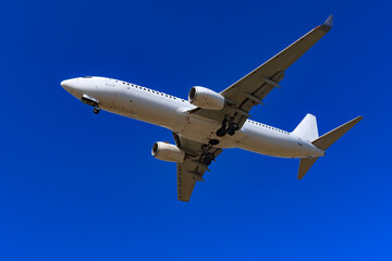 Fototapeta na wymiar 青空と白い飛行機