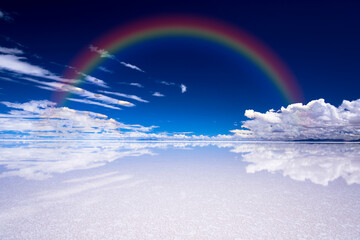 ミラーレイク・ウユニ塩湖にかかる虹