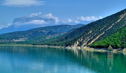 Fototapeta na wymiar Lac de barrage de Mediano sur la rivière Cinca en Aragon, Espagne