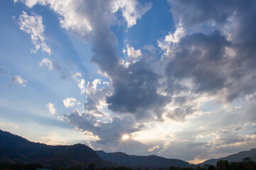 Obraz premium Rain clouds and orange evening sun shining through the clouds Sky images for background design, orange light shines through, makes you feel fresh, hopeful, idea