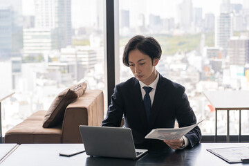 仕事をする若いビジネスマン