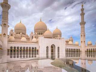 Fototapeta na wymiar Sheikh Zayed Grand Mosque in Abu Dhabi, Ramadan Mubarak 2021