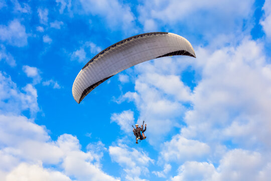 Voile de parapente biplaces dans le ciel