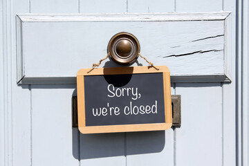sorry, we're closed tafel hängt von aussen an der tür