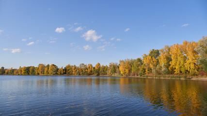 Fototapeta na wymiar Seenlandschaft in leuchtenden Herbstfarben