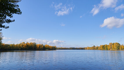 Seenlandschaft in leuchtenden Herbstfarben