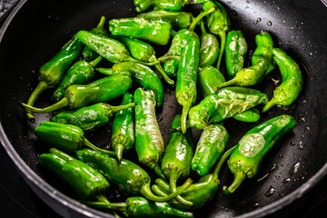 Pimientos de Padrón in der Pfanne braten