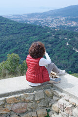 Naklejka premium Woman on her back at a mountain lookout point