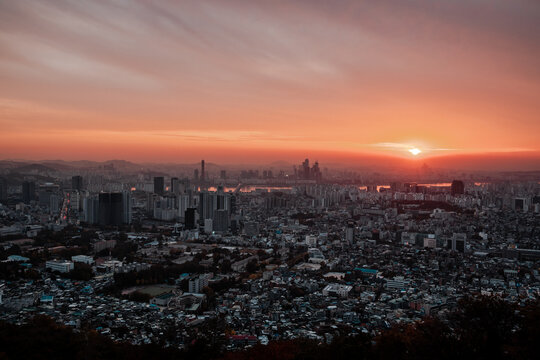 Sunset view Seoul city skyline, South Korea. © 2p2play