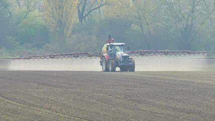 Traktor versprüht Pflanzenschutzmittel auf dem Feld © Michael Fritzen