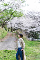 桜と女性