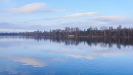 Seenlandschaft in spätherbstliche Pastellfarben