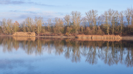 Seenlandschaft in spätherbstliche Pastellfarben