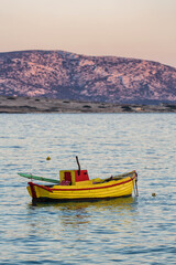 Naklejka premium Yellow boat after sunset