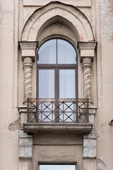 Obraz premium Windows on old city facades, with decorative elements