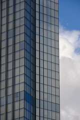 Obraz premium Architecture fragment of a skyscraper on the background of the sky. Business background