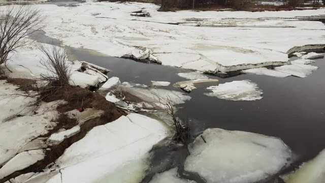 Vue a&eacute;rienne de glace se brisant sur une rivi&egrave;re en avril