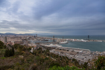 Fototapeta na wymiar View of the city of Barcelona before the storm. Dramatic sky, on the horizon the sea with waves.