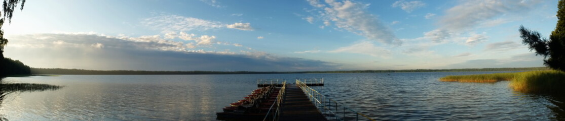 Fototapeta na wymiar lake pier panorama