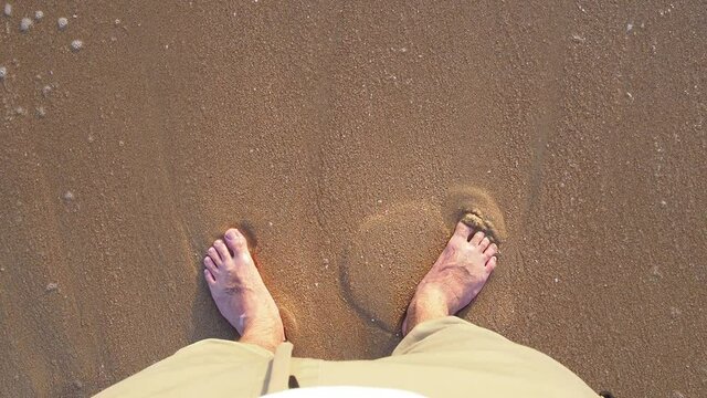 pies en la arena y el mar 