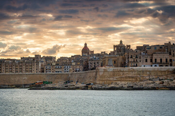 Fototapeta premium Beutiful coastline of Valletta city at sunrise, the capital of Malta.