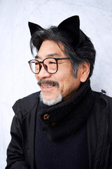 猫耳を付けた年配の男性