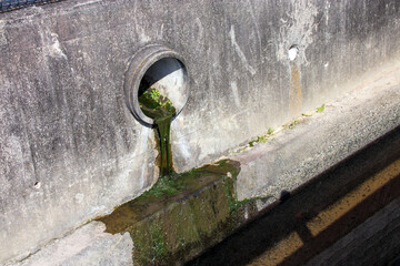 川の壁の排水管
