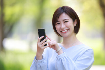 スマートフォンを操作する女性社員