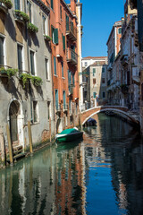 Naklejka na ściany i meble discovery of the city of Venice and its small canals and romantic alleys