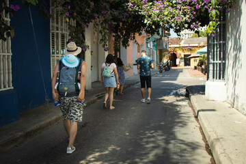 Personas turistas caminado por las calles de Cartagena Colombia en un día soleado