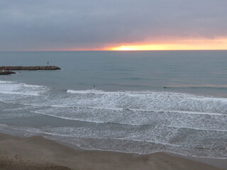 Amanecer nublado en Port Saplaya, Valencia.
