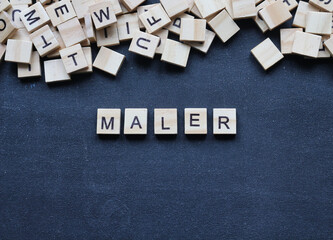 Holzbuchstaben auf Tafel, Maler