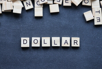 Holzbuchstaben auf Tafel, Dollar