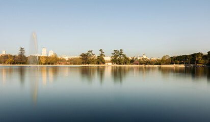 Obraz premium Casa de campo lake in madrid, spain