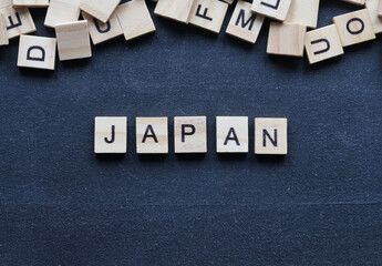Holzbuchstaben auf Tafel, Japan - obrazy, fototapety, plakaty