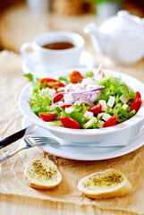 Sałatka warzywna z grzankami, serem feta i pomidorami. Lekki, zdrowy posiłek.