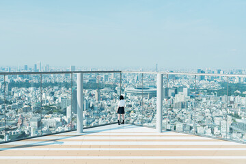 Fototapeta premium 展望台にいる女子学生