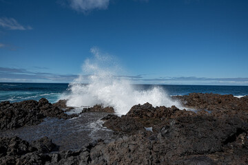 Seelandschaft mit schwarzen Felsen und der brechenden Welle bei La Fajana im Norden von La Palma