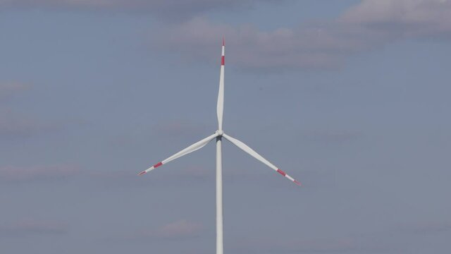 Wind turbine in detail. They are omnipresent in our landscape and an important part of the energy transition - green electricity is supposed to be particularly environmentally friendly.