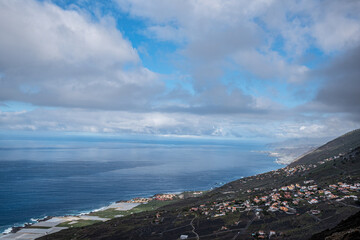 Himmel, Wolken und blauer Ozean von La Palma