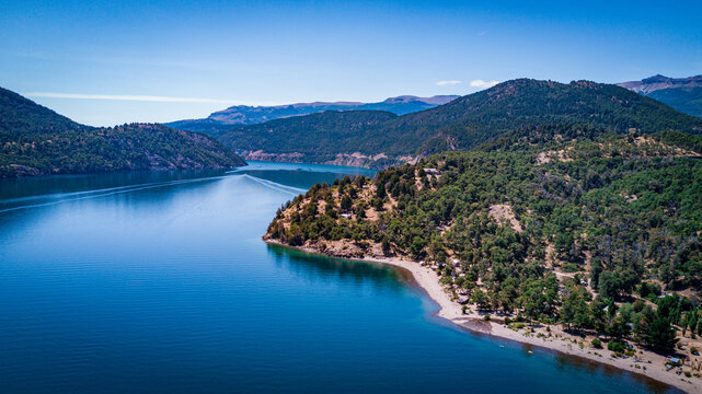 "Lago Lacar" a las costas de la ciudad de San Martin de los Andes, Patagonia, Argentina.
Lago de deshielo ubicado entre las monta&ntilde;as en verano.