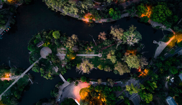 Parque Sarmiento de la ciudad de codoba capital, argentina, en una toma aerea desde un drone de forma cenital. 