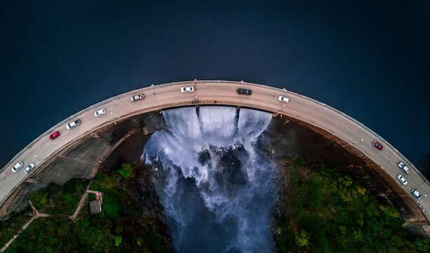 fotos aereas tomadas desde un drone del dique "los molinos" con el nivel de agua a tope cayendo por su vertiente. C&oacute;rdoba Argentina
