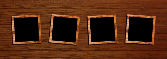 vier quadratische Bilderrahmen vor einem Holzhintergrund