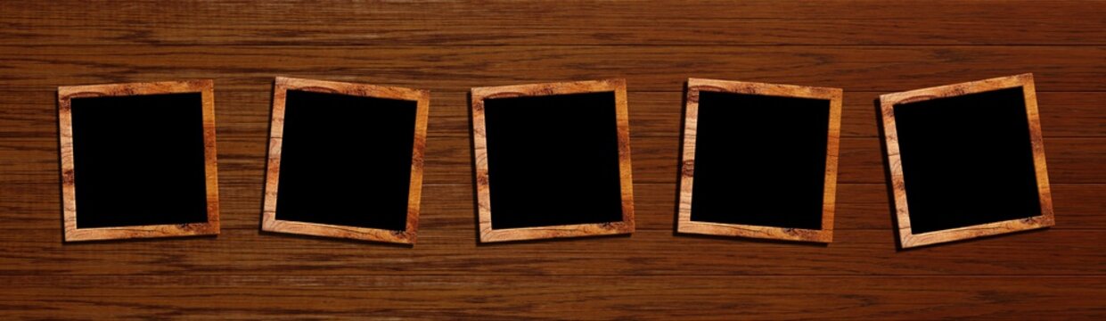 fünf quadratische Bilderrahmen vor einem Holzhintergrund