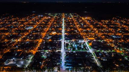 Hernando, Córdoba, Argentina. Foto aerea desde un dron. Foto nocturna. Ciudad iluminada de noche. Plaza central.