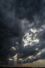 Obraz premium Rays of sunlight through dark clouds.