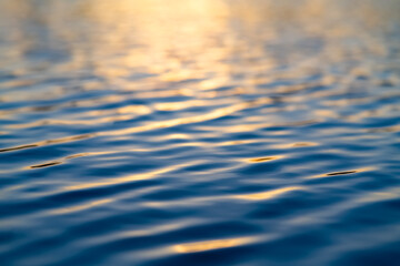 Wasser Oberfläche Reflektion Wellen Spiegelung Graustufen schwarz weiß KontrastSonne Licht H2O...
