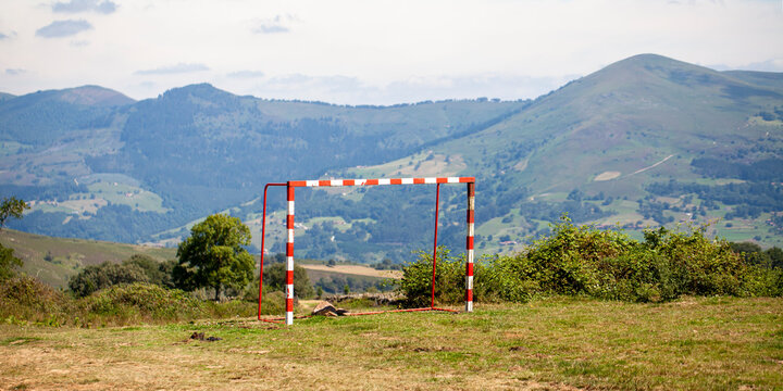 Porter&iacute;a de f&uacute;tbol en medio de la monta&ntilde;a